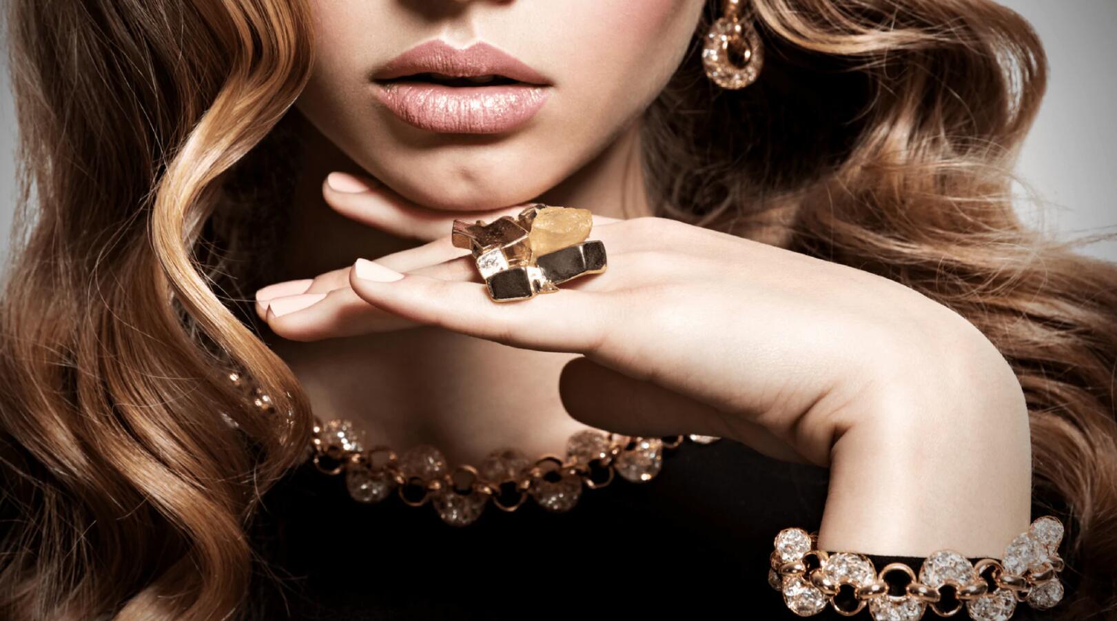 módní šperky a jemné šperky